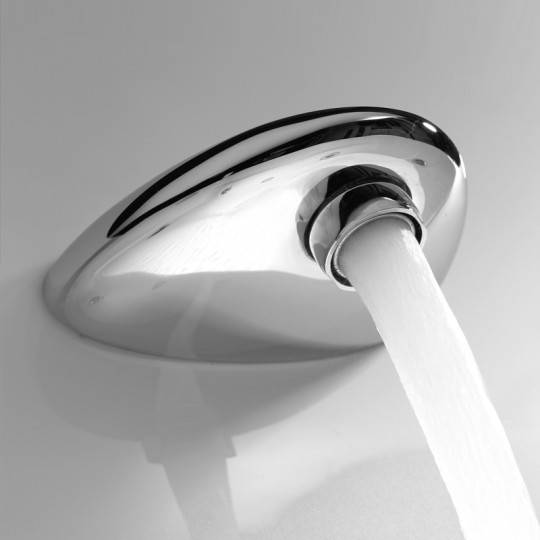 Bec cascade (en laiton chromé) intégré à la coque